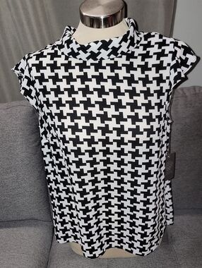 Vince Camuto Black and White Geometric Cap-Sleeve Blouse